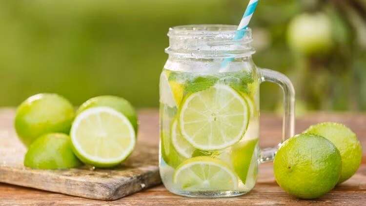 Nước chanh tươi giúp giảm triệu chứng đầy hơi, chướng bụng.