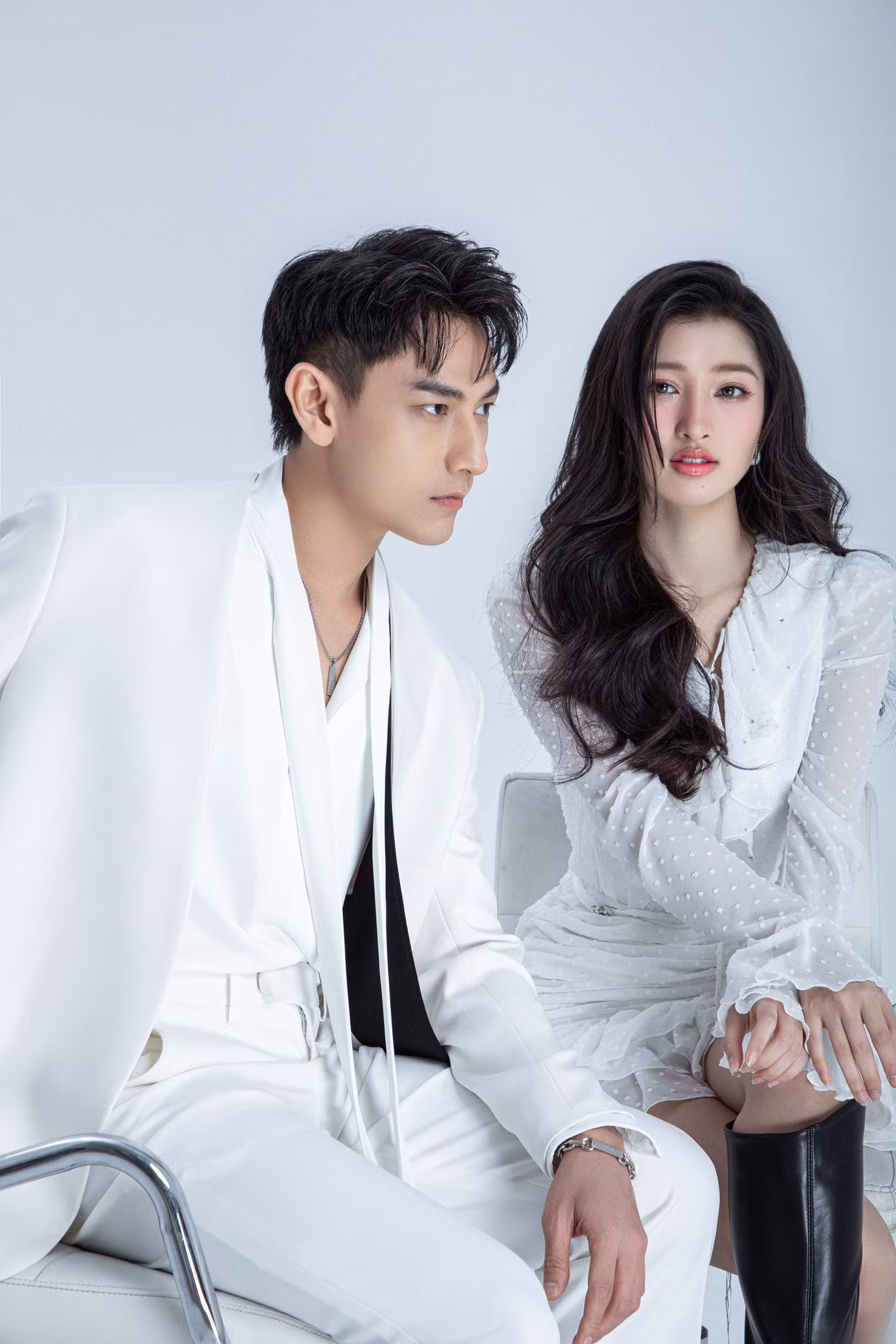 Cách nhau 14 tuổi, Isaac và Phương Nhi vẫn rất đẹp đôi, không tạo cảm giác lệch pha. Hai người thường được người hâm mộ ví von "gấp đôi vẻ đẹp" khi đứng cạnh nhau.