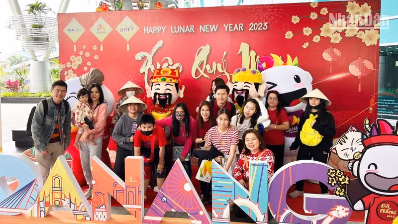 Du khách Thái Lan "xông đất" thành phố Đà Nẵng, Việt Nam dịp Tết Nguyên đán 2023. (Ảnh: Anh Đào)