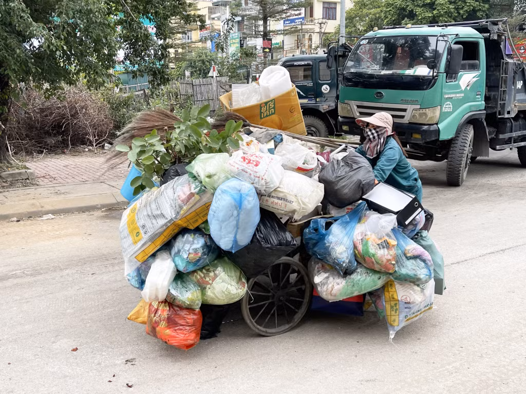 Công nhân vệ sinh môi trường vất vả hơn khi dịp cuối năm lượng rác thải tăng.