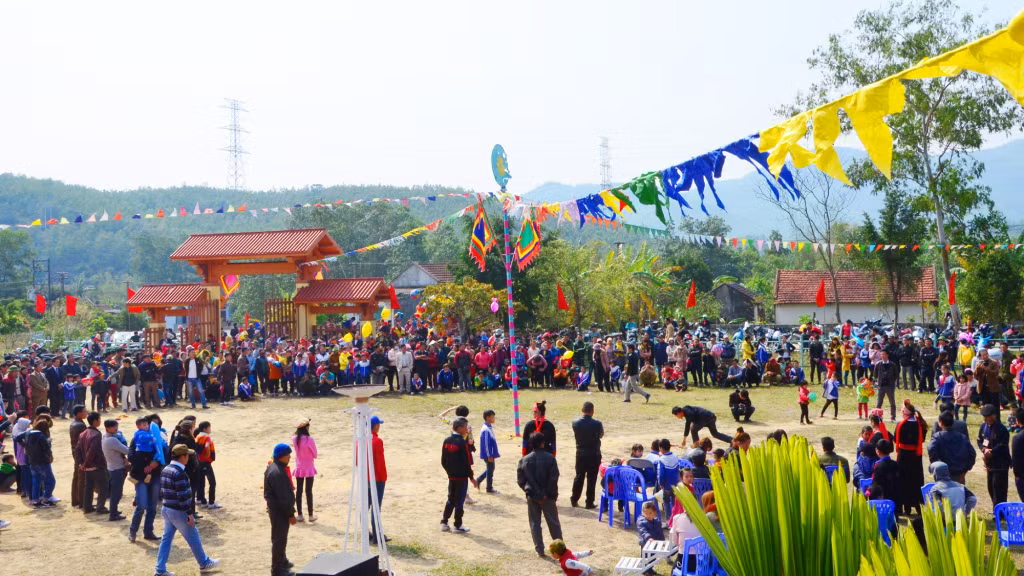 Rực rỡ sắc màu lễ hội đầu năm của người Dao Thanh Y ở Bằng Cả (TP Hạ Long). Ảnh: Tạ Quân