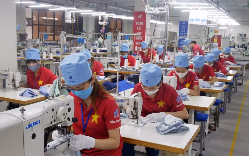 Sản xuất hàng may mặc xuất khẩu tại Tổng công ty May 10.