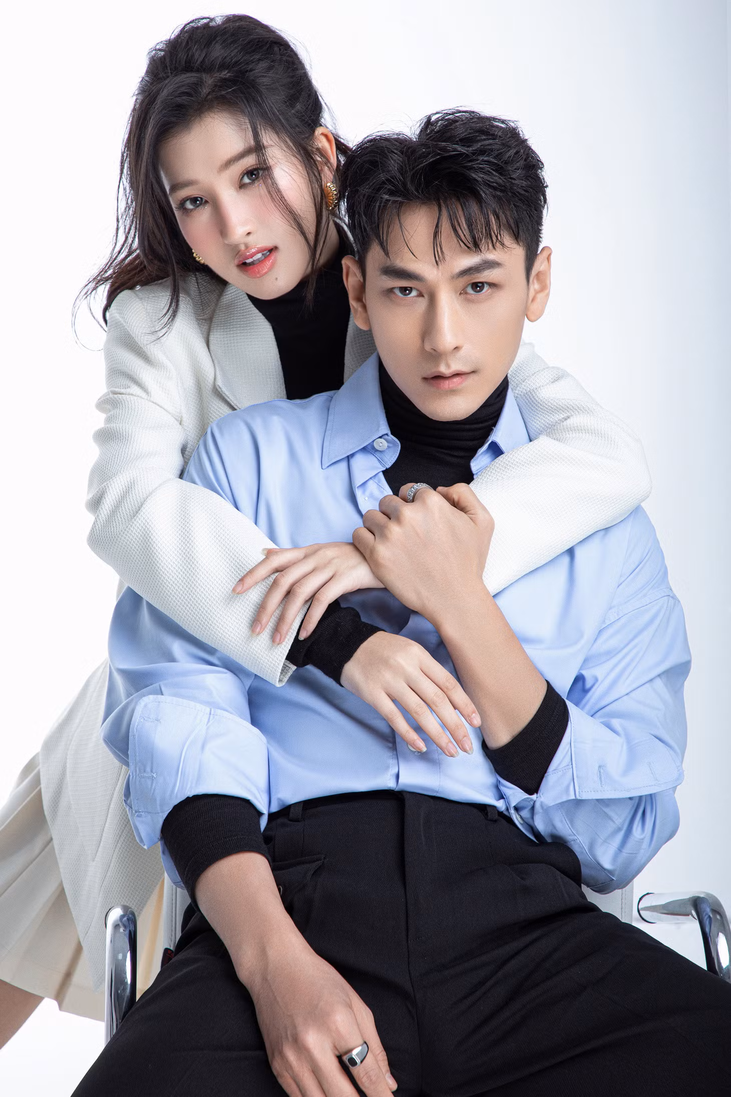 Trong bộ ảnh, Isaac và Phương Nhi tạo dáng tình tứ. Họ không ngại ôm hay tựa người vào nhau.