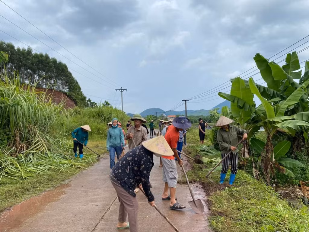 Phụ nữ và nhân dân xã Phong Dụ (huyện Tiên Yên) tham gia dọn dẹp vệ sinh môi trường.