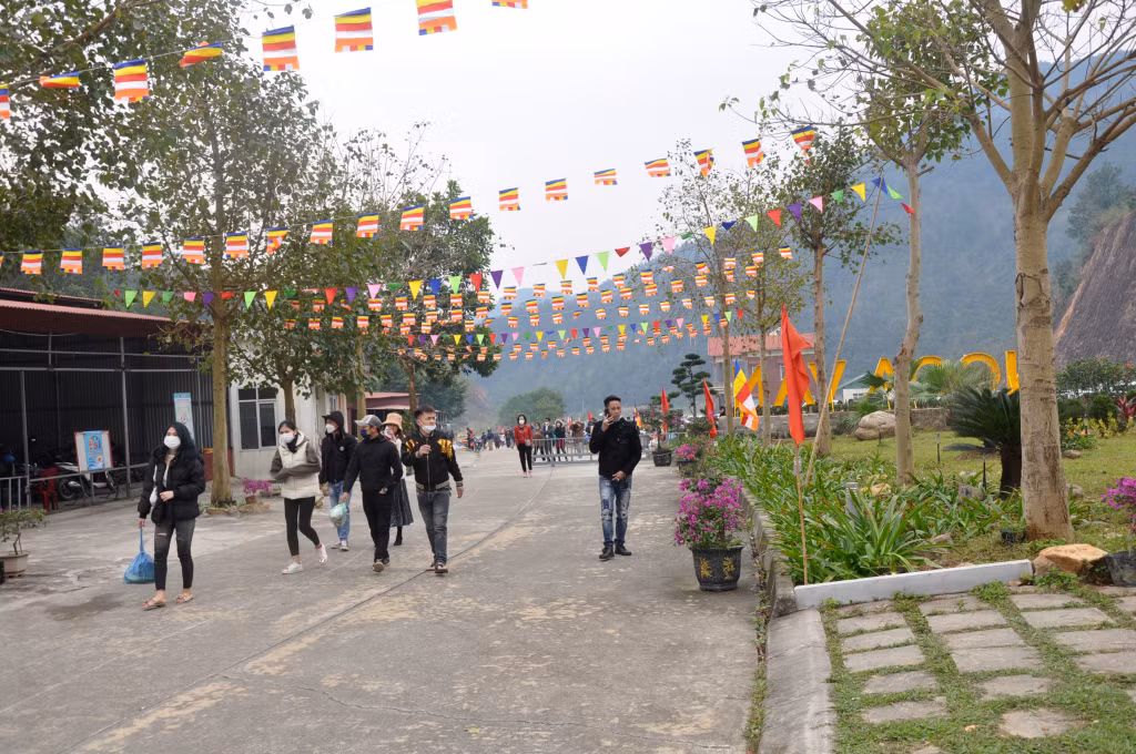 Các điểm di tích thuộc khu di sản nhà Trần tại Đông Triều hiện đang chỉnh trang cơ sở vật chất, chuẩn bị đón khách trong mùa hội xuân năm nay. Ảnh chụp tại di tích Ngọa Vân, Đông Triều năm 2022.