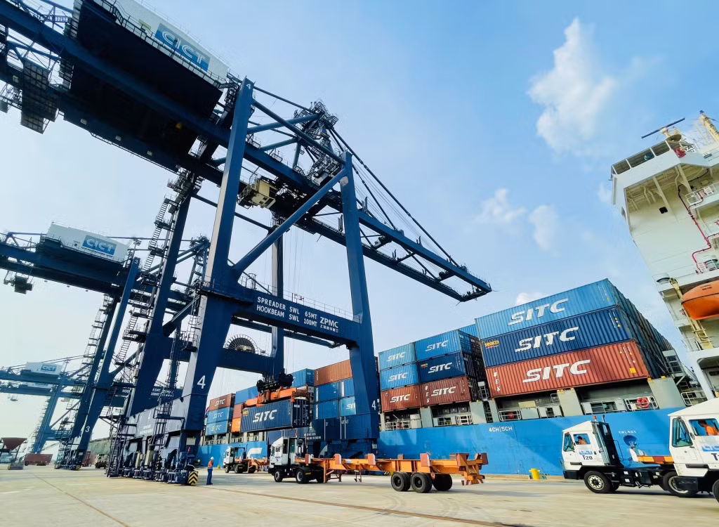 Bốc dỡ hàng hóa tại Cảng Cái Lân. Ảnh: Đỗ Phương