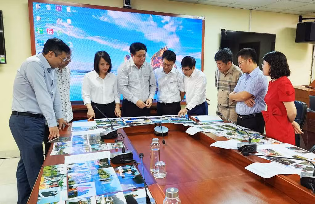 Hội đồng Chung khảo lựa chọn các tác phẩm có chất lượng để trao Giải báo chí về xây dựng Đảng tỉnh Quảng Ninh lần thứ III/2022 (tháng 10/2022).
