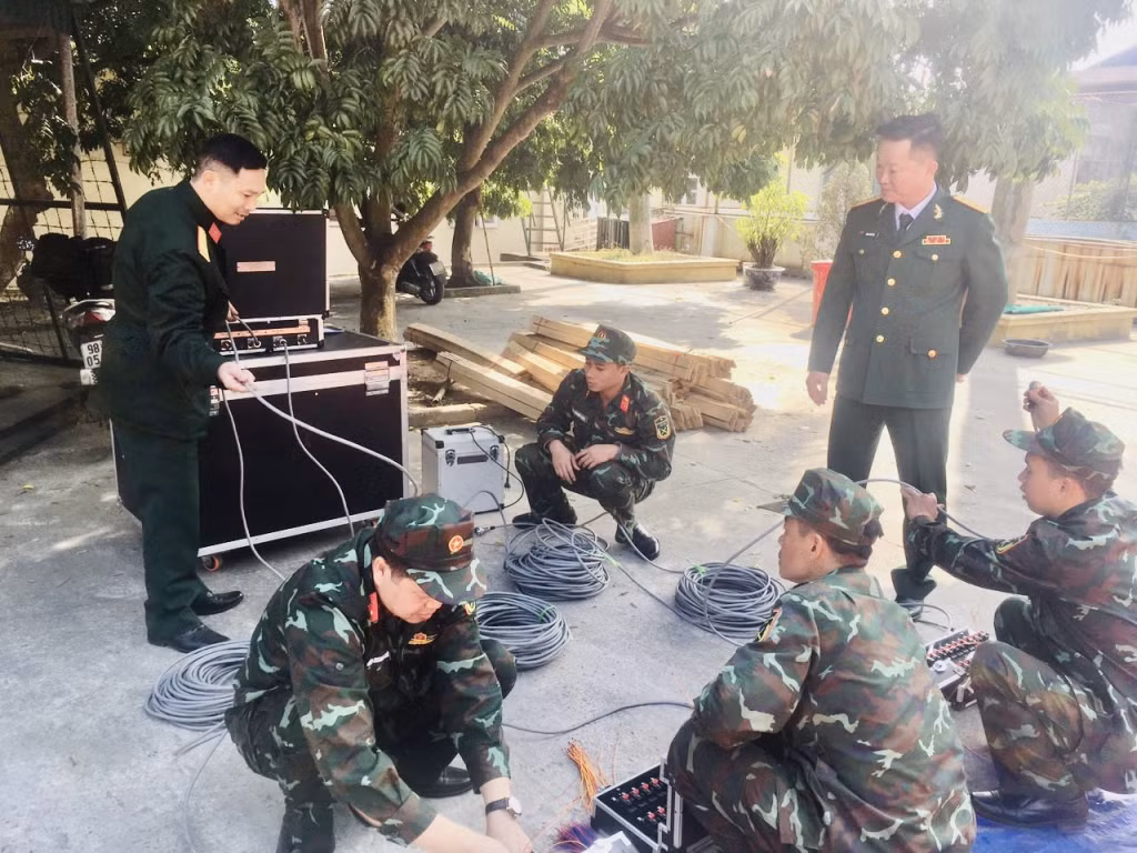 Lãnh đạo Ban CHQS TX Đông Triều kiểm tra công tác chuẩn bị cơ sở vật chất và công tác bảo đảm an toàn cho bắn pháo hoa Tết Nguyên đán năm 2023.