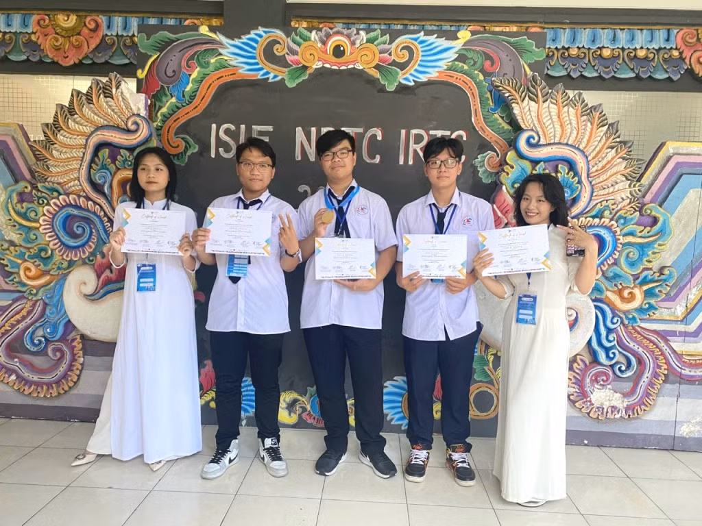 Với dự án “Chế tạo máy phát điện dựa trên hiệu ứng điện ma sát”, nhóm các học sinh Trường THPT Chuyên Hạ Long xuất sắc đoạt Huy chương Vàng tại Kỳ thi Khoa học và Sáng chế quốc tế năm 2022.