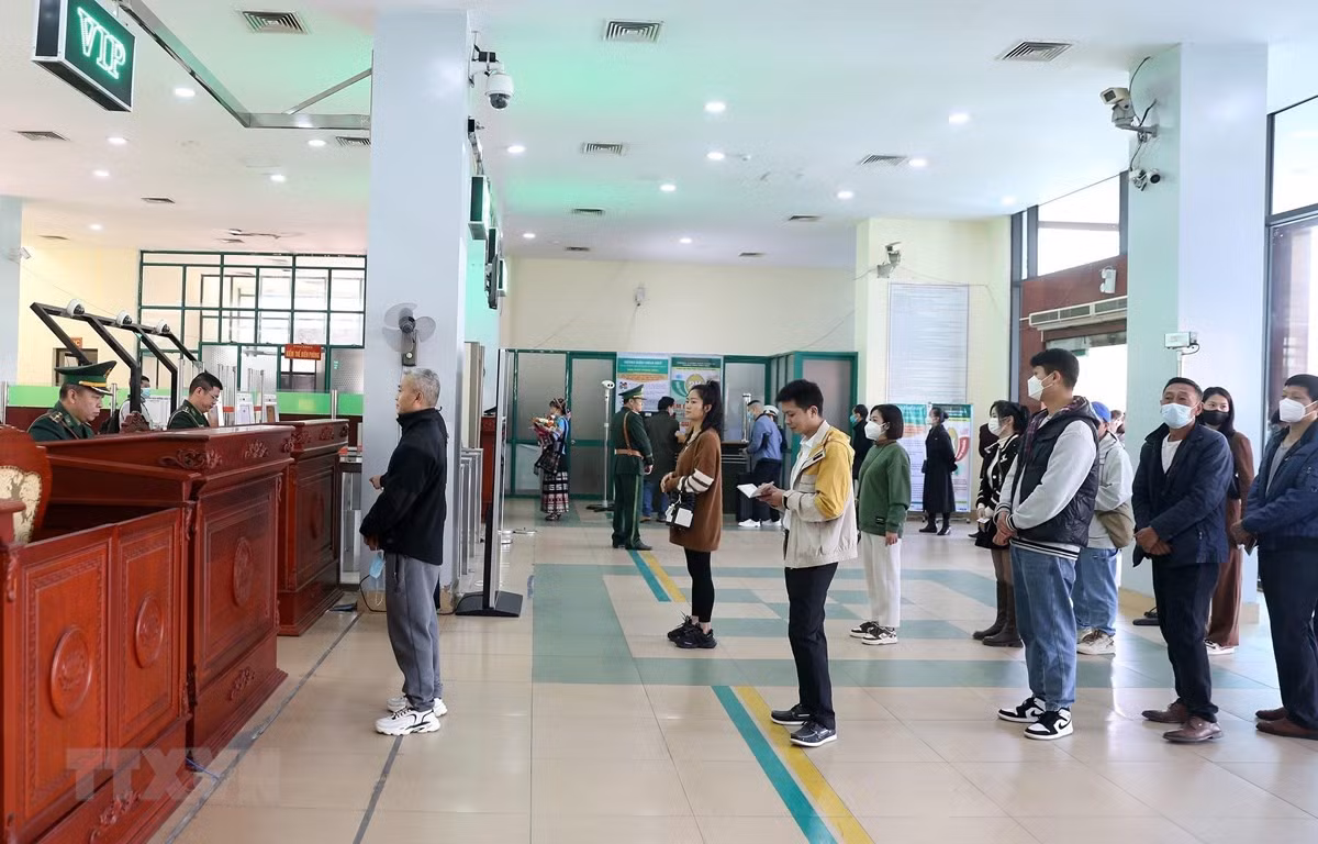 Những du khách, cư dân biên giới làm thủ tục nhập cảnh tại Cửa khẩu đường bộ quốc tế Lào Cai. (Ảnh: Quốc Khánh/TTXVN)