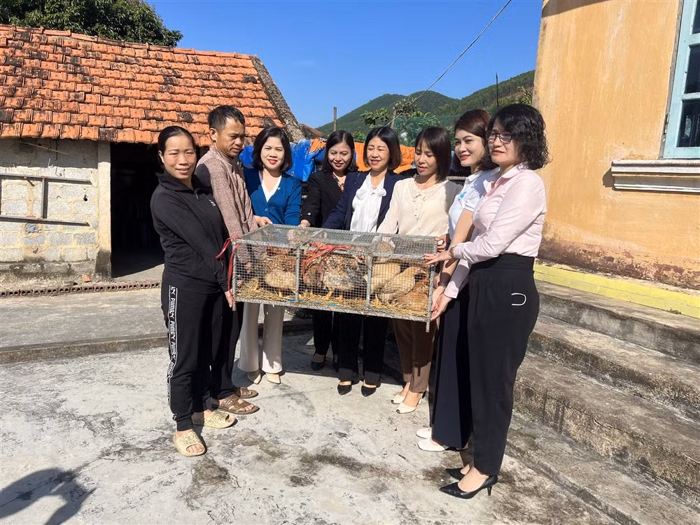 Cụm thi đua Hội LHPN các thành phố, thị xã trao tặng gà giống cho hội viên phụ nữ khó khăn xã Sơn Dương (TP Hạ Long).