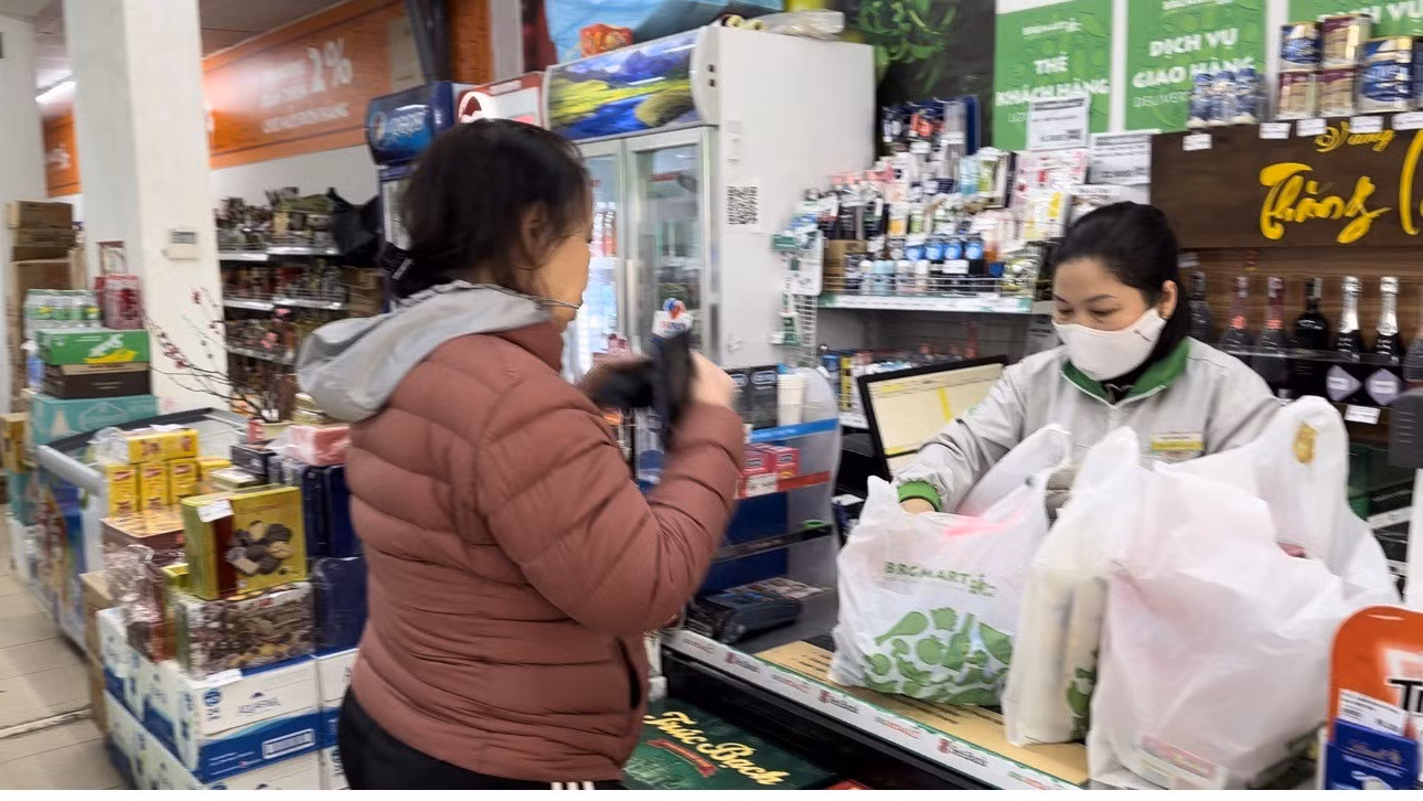 Giá cả các mặt hàng trong siêu thị ổn định trước và sau Tết.