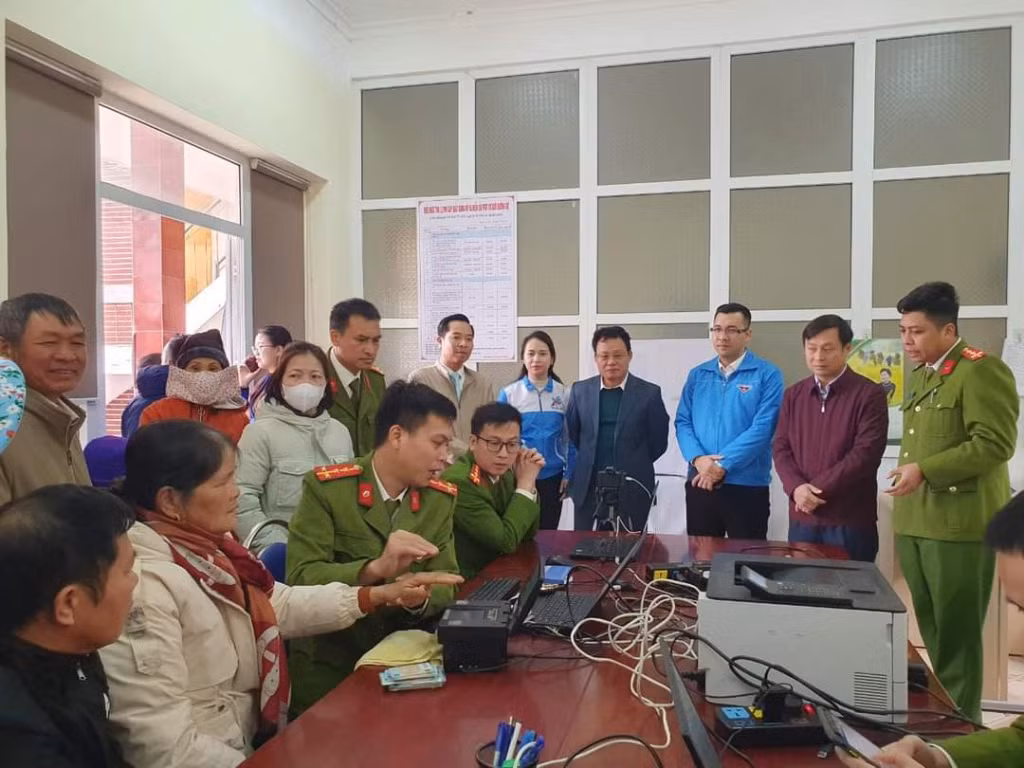 Huyện Đoàn Hải Hà phối hợp với lực lượng Công an huyện hỗ trợ cấp mã định danh điện tử cho người dân trên địa bàn.