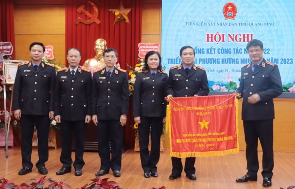 Viện KSND tỉnh nhận Cờ đơn vị xuất sắc trong phong trào thi đua năm 2022 của Chính phủ. Ảnh: Mạnh Trường