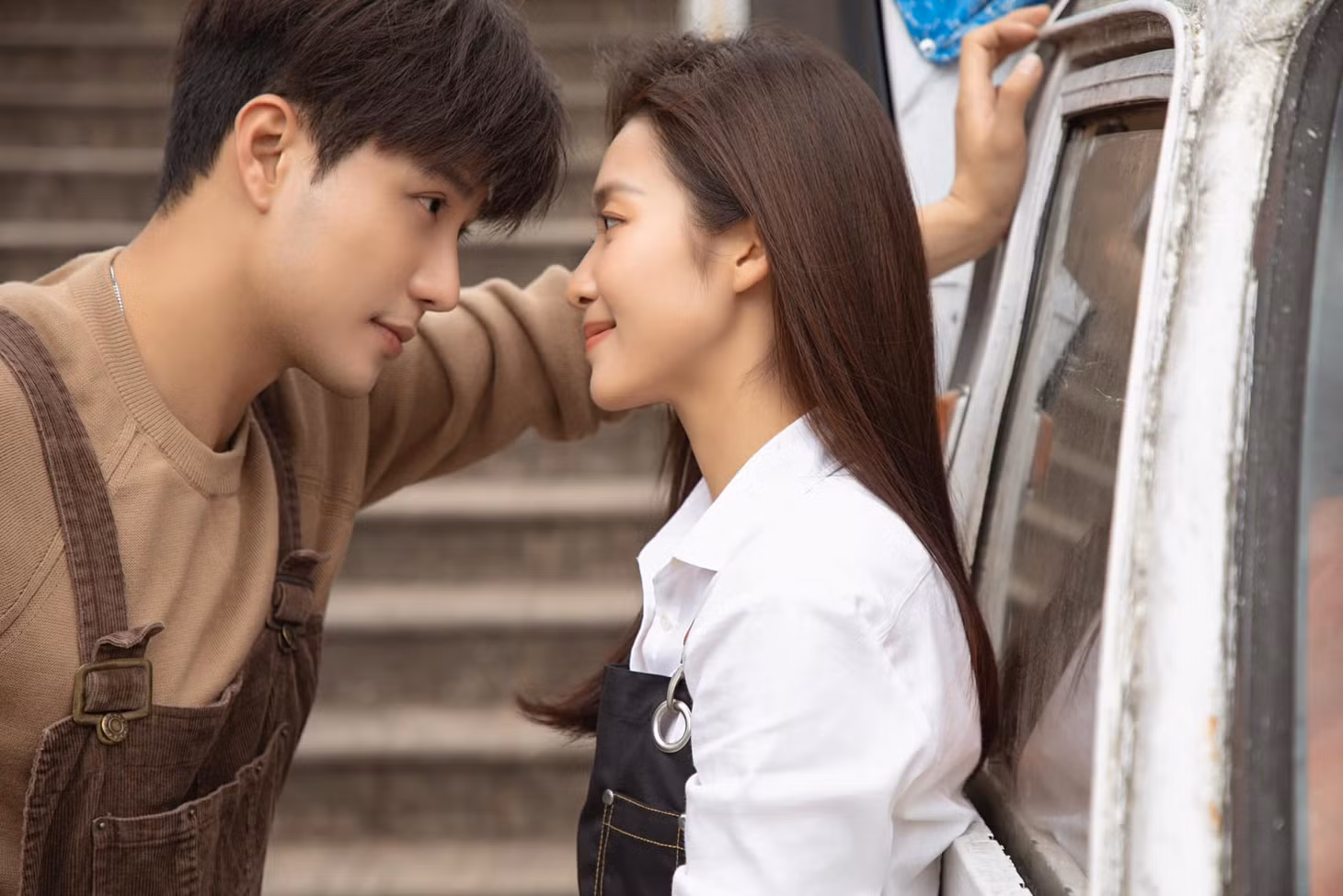 Hình ảnh ngọt ngào của hai diễn viên khi đóng MV.