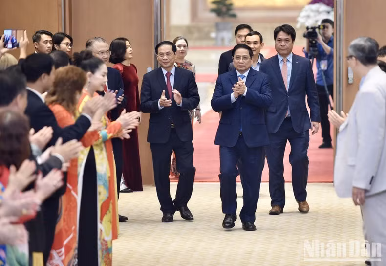 Thủ tướng Phạm Minh Chính đến dự buổi gặp mặt kiều bào tiêu biểu. (Ảnh: Trần Hải)