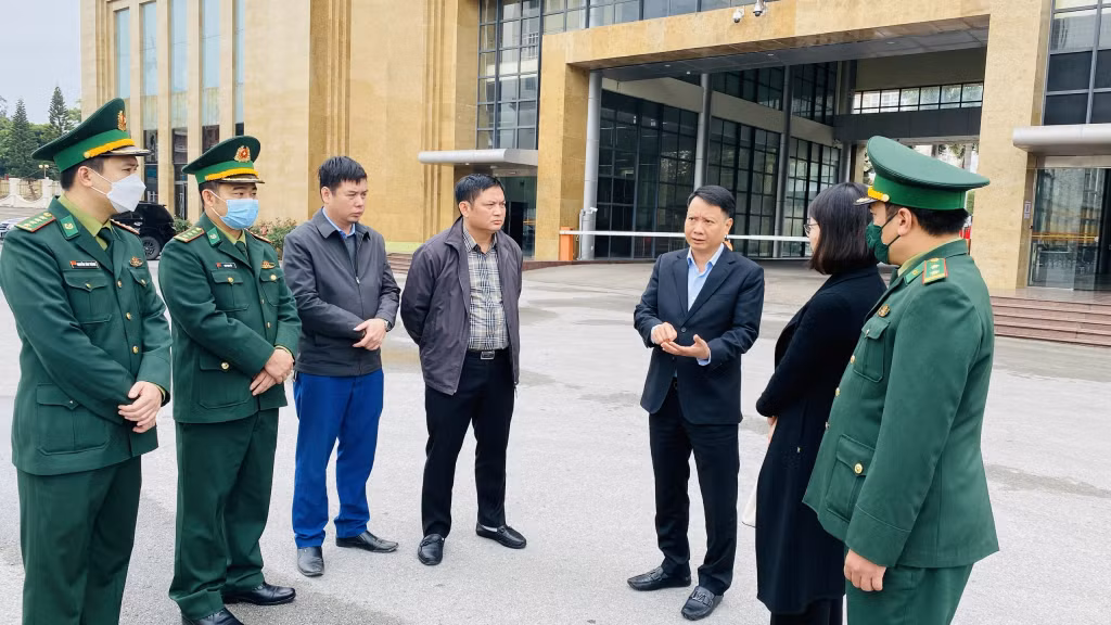 Lãnh đạo TP Móng Cái làm việc với cơ quan chức năng tại Cửa khẩu quốc tế Móng Cái về việc triển khai các phương án đảm bảo khôi phục hoạt động thông quan.
