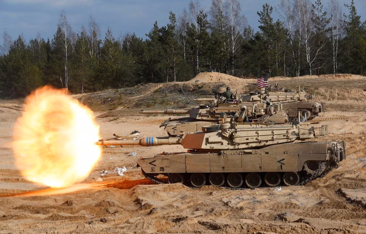 Xe tăng M1A1 Abrams của Lục quân Mỹ khai hỏa trong cuộc tập trận quân sự Crystal Arrow 2021 tại Adazi, Latvia ngày 26/3/2021. Ảnh tư liệu: Reuters