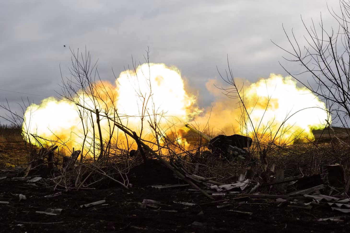 Lực lượng Ukraine nã pháo vào các vị trí của Nga ở Bakhmut ngày 30/12/2022. Ảnh: AFP/Getty Images