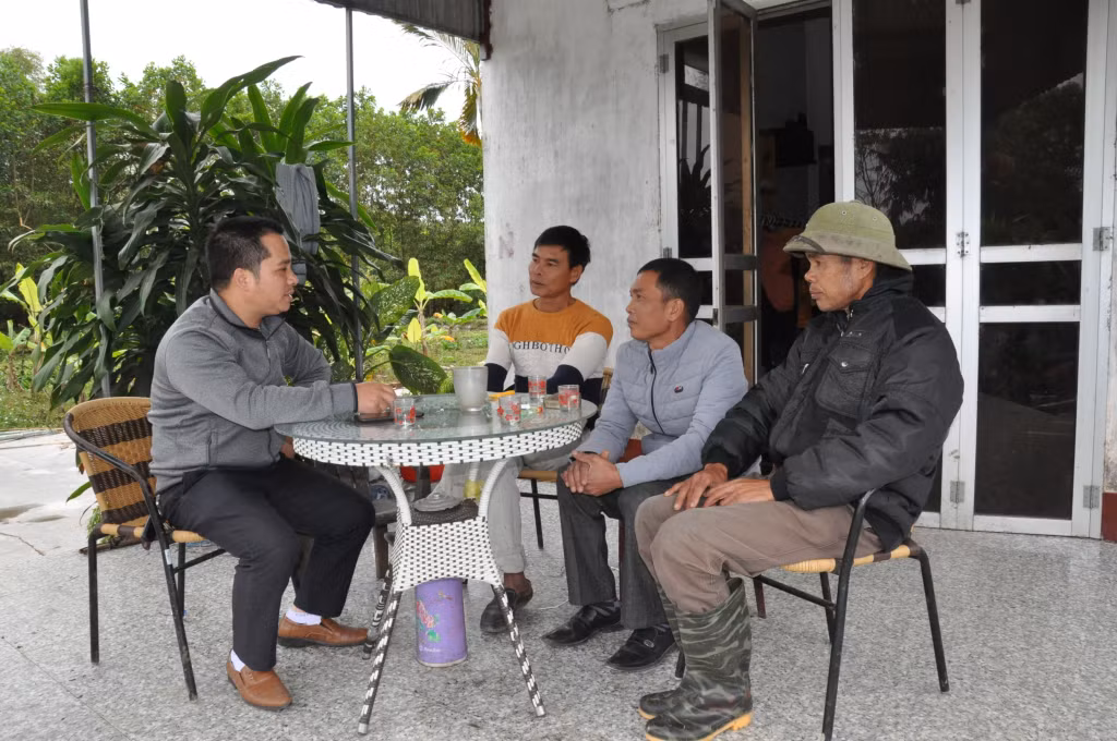 Trưởng Thôn Thìn thủ, xã Quảng An, huyện Đầm Hà thường xuyên trao đổi, nắm bắt tâm tư, tình cảm của người dân trong thôn để kịp thời hòa giải khi có mẫu thuẫn xảy ra.