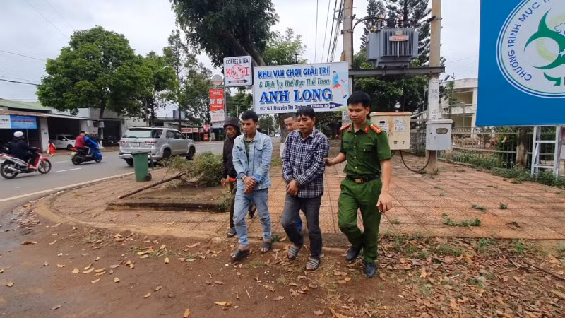 Hai siêu trộm Lai và Thông được dẫn giải đến hiện trường một vụ trộm.