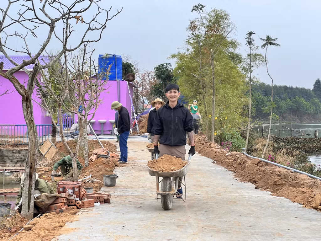 Công nhân đang tích cực làm việc để kịp ngày khai trương Đảo Tím góp thêm một sản phẩm thú vị dịp Tết cho du khách.