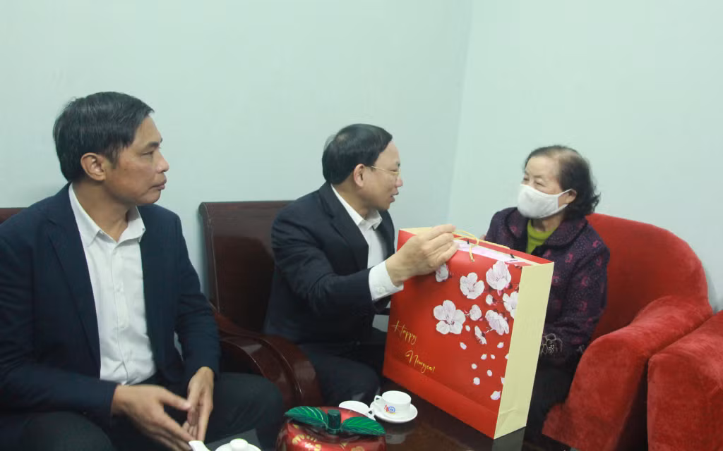 Đồng chí Bí thư Tỉnh ủy, Chủ tịch HĐND tỉnh đến thăm, chúc Tết gia đình Nhà thơ Trần Nhuận Minh.