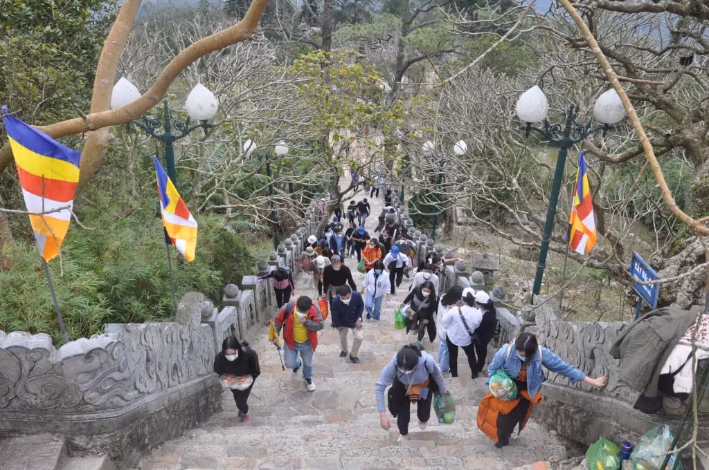 Khách hành hương vào mùa hội xuân hàng năm của Quảng Ninh thường lên tới cả triệu lượt, đòi hỏi phải làm tốt công tác tổ chức, quản lý lễ hội, di tích...