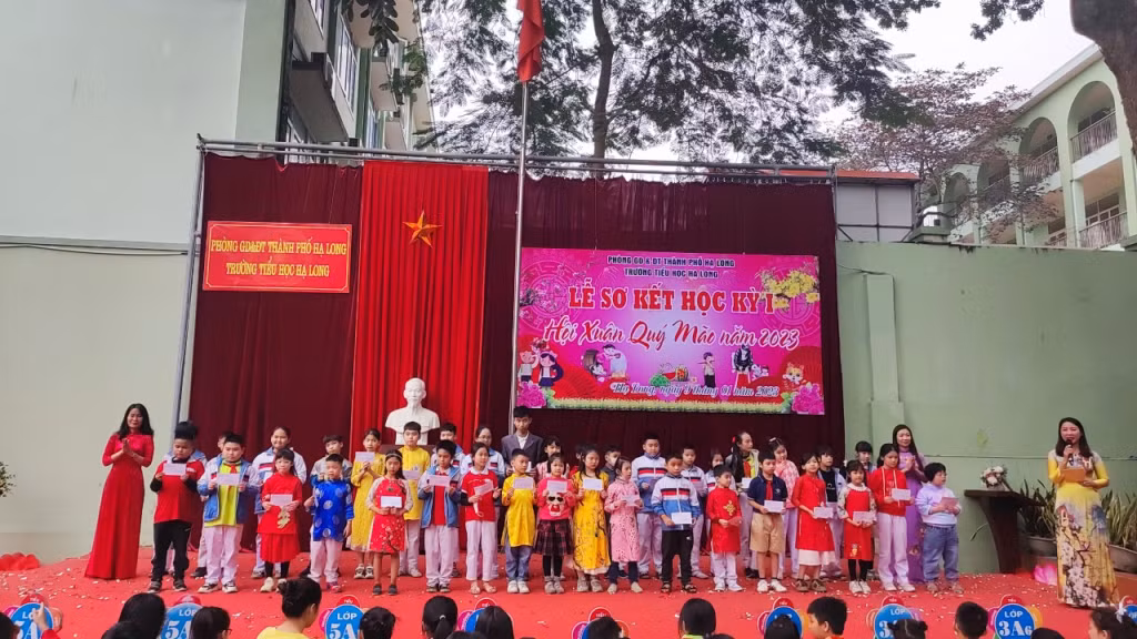 Trường TH Hạ Long tặng quà Tết cho các em học sinh có hoàn cảnh khó khăn.