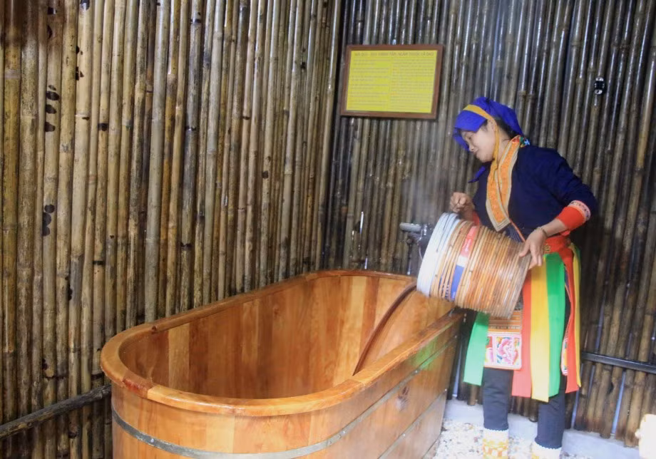 Nhân viên khu du lịch Kỳ Thượng Am Váp farm chuẩn bị lá thuốc ngâm của người Dao cho du khách tắm.