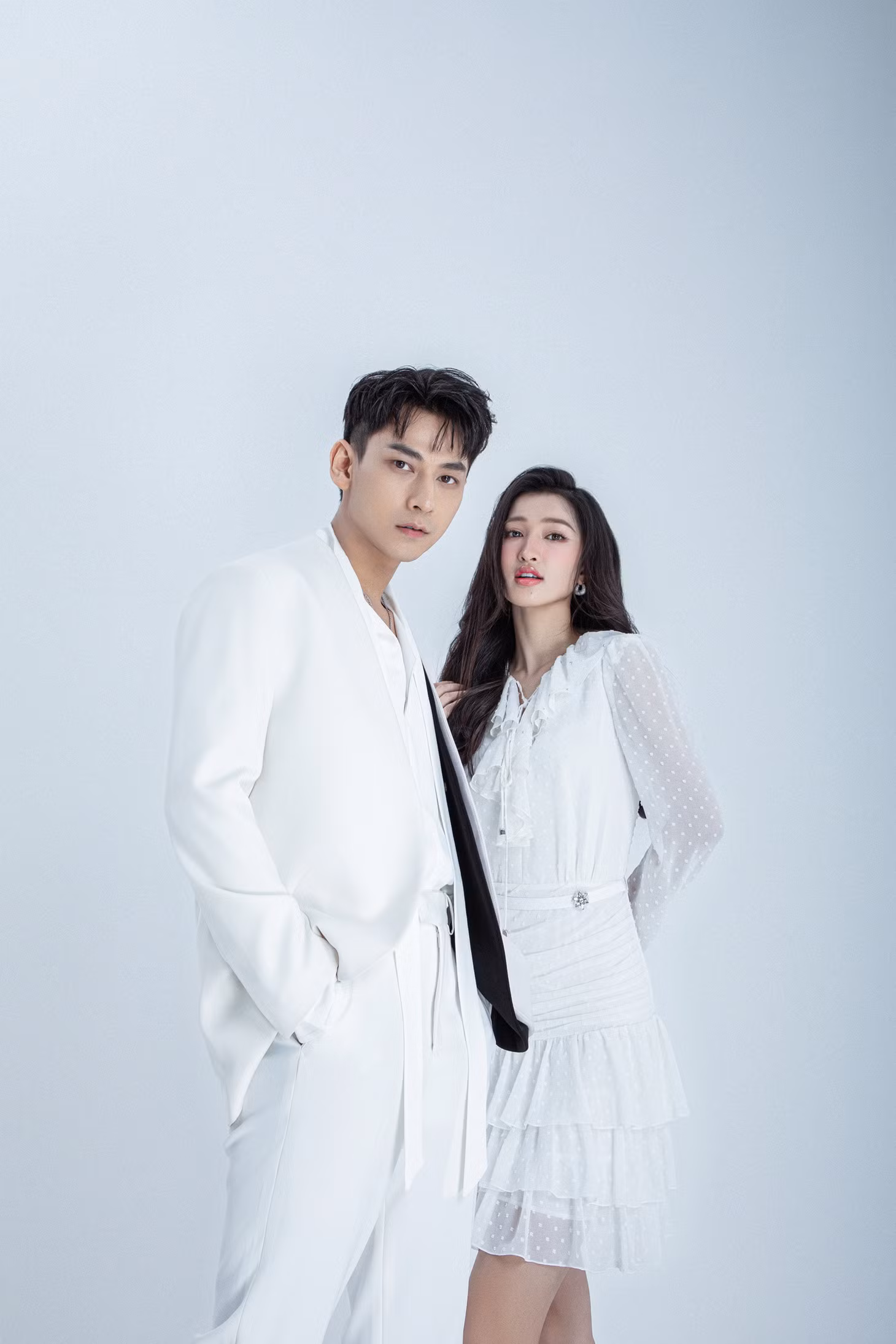 Thời điểm thi hoa hậu, Phương Nhi từng bày tỏ sự ái mộ, thần tượng Isaac. Sau đó, thông qua báo giới, Isaac mới biết chuyện này. Ca sĩ đã ngỏ lời mời á hậu hợp tác trong MV "Vượt qua Everest".