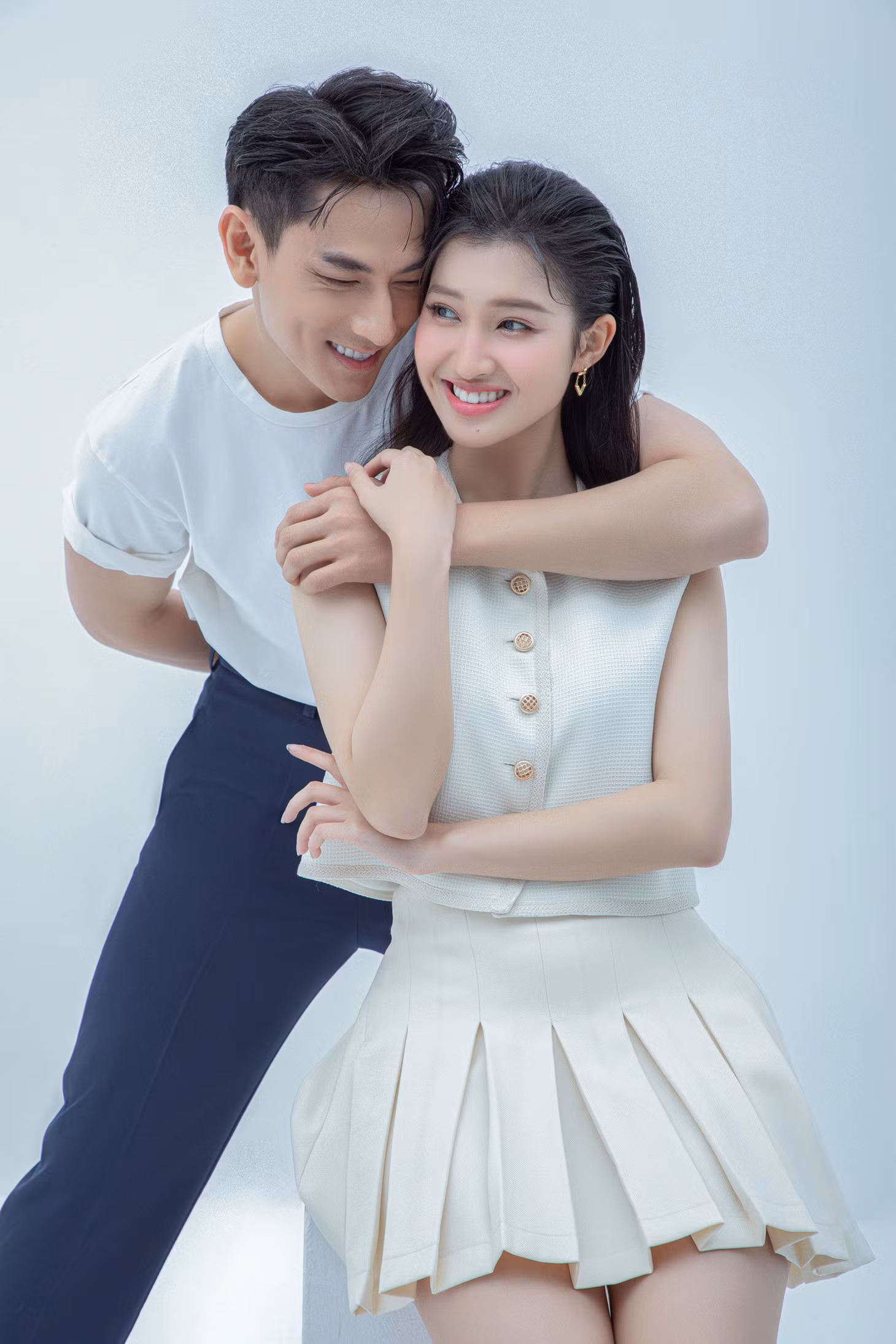 Trong khi đó, với Isaac, Á hậu 2 Miss World Vietnam 2022 là người "xinh đẹp, chăm chỉ và chuyên nghiệp". Anh nói: "Bất kể ai làm việc với Nhi đều sẽ nhận ra mình đã có một quyết định đúng đắn”.