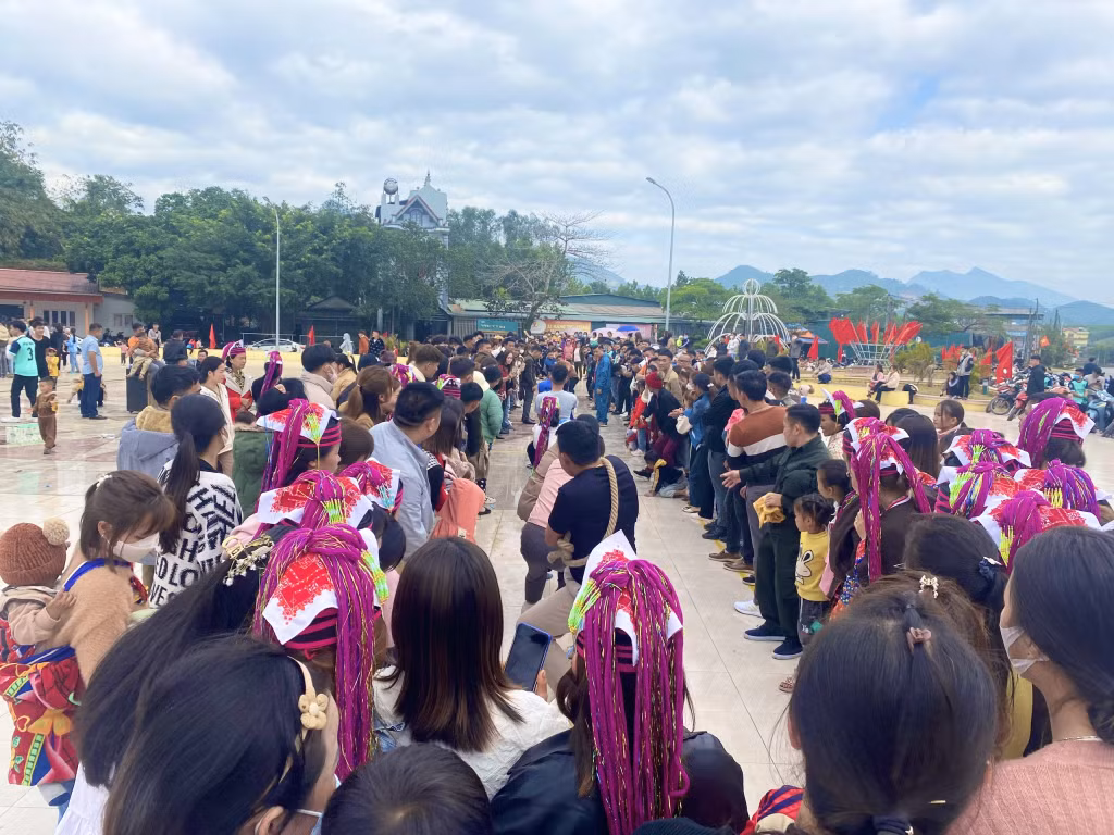 Bà con nhân dân các thôn, bản trên địa bàn xã Quảng Đức tham gia thi keo co tạo không khí hòa hứng trong nhân dân những ngày đầu xuân mới