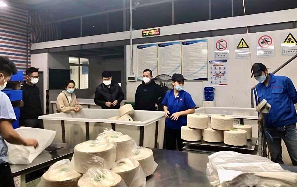 Đoàn công tác của LĐLĐ TP Móng Cái thăm và khảo sát thực tế tại các công đoàn cơ sở và doanh nghiệp trong KCN Hải Yên. Ảnh: Trung tâm TT&VH Móng Cái.