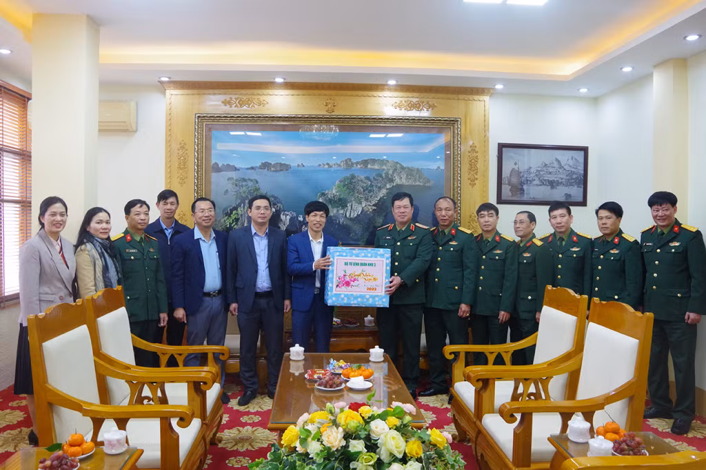 Bộ Tư lệnh Quân khu 3 thăm và chúc tết Huyện ủy, HĐND, UBND huyện Vân Đồn.