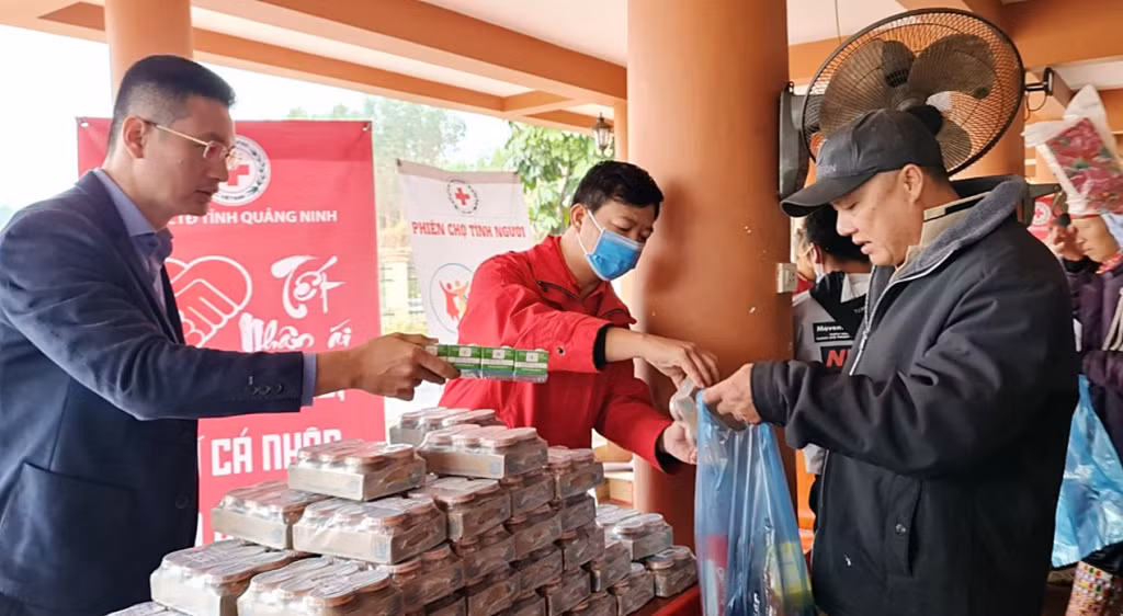 Ông Trần Văn Cơ (thị trấn Bình Liêu) tham gia đổi hàng tại 