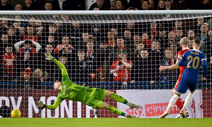 Palmer (phải) ghi bàn nâng tỷ số lên 4-0 cho Chelsea. Ảnh: Reuters