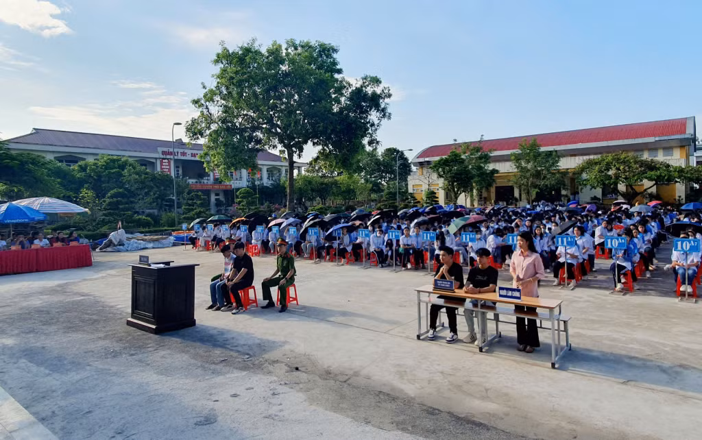 Toàn cảnh “Phiên toà giả định” tại trường THPT Quảng Hà.