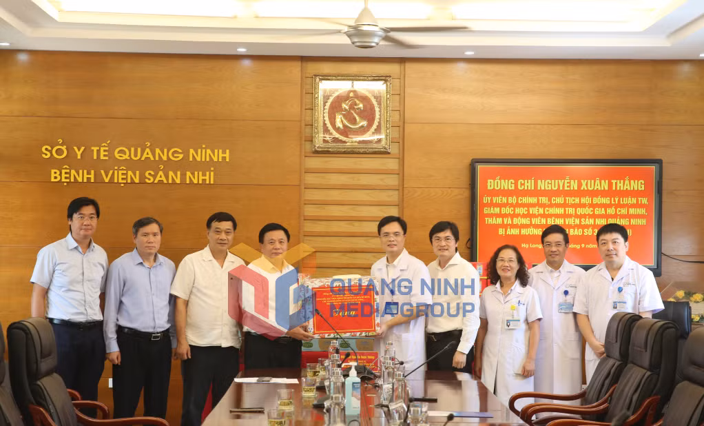 Đồng chí Nguyễn Xuân Thắng, Ủy viên Bộ Chính trị, Giám đốc Học viện Chính trị Quốc gia Hồ Chí Minh, Chủ tịch Hội đồng Lý luận Trung ương, Đại biểu Quốc hội khóa XV tặng quà, động viên cán bộ y, bác sỹ Bệnh viện Sản - Nhi Quảng Ninh.