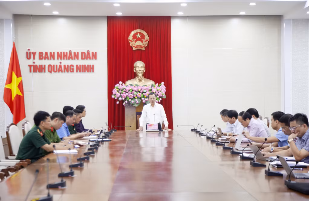 Đồng chí Cao Tường Huy, Phó Bí thư Tỉnh ủy, Chủ tịch UBND tỉnh, Trưởng Ban Chỉ huy phòng chống thiên tai, tìm kiếm cứu nạn và phòng thủ dân sự tỉnh chủ trì cuộc họp