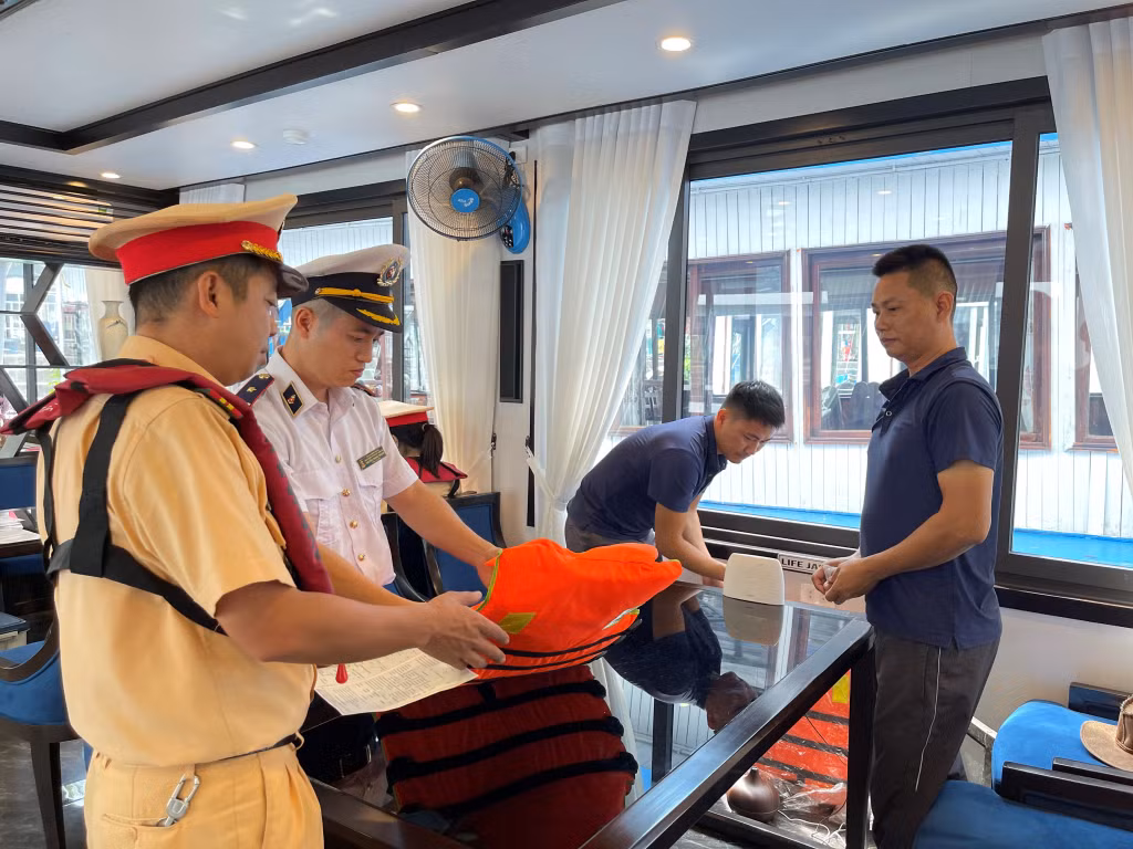 Đội Cảnh sát đường thủy, Phòng Cảnh sát giao thông (Công an tỉnh) phối hợp kiểm tra công tác an toàn trên tàu chở khách tham quan Vịnh Hạ Long trong kỳ nghỉ lễ Quốc khánh 2/9.