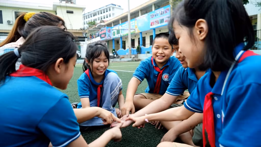 Các bạn nhỏ háo hức chơi trò chơi chi chi chành chành.