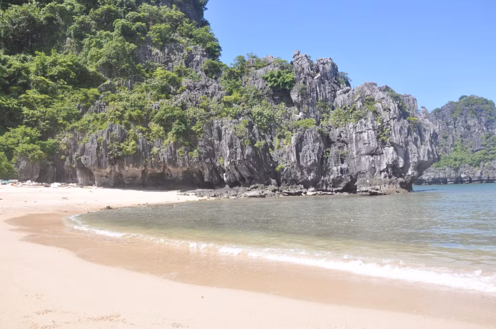 Vịnh Hạ Long hiện còn nhiều bãi cát, hang động đẹp chưa được khai thác.