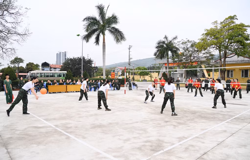 Các học viên khóa bồi dưỡng kiến thức QPAN đối tượng 3 tham gia chơi bóng chuyền vào giờ nghỉ.