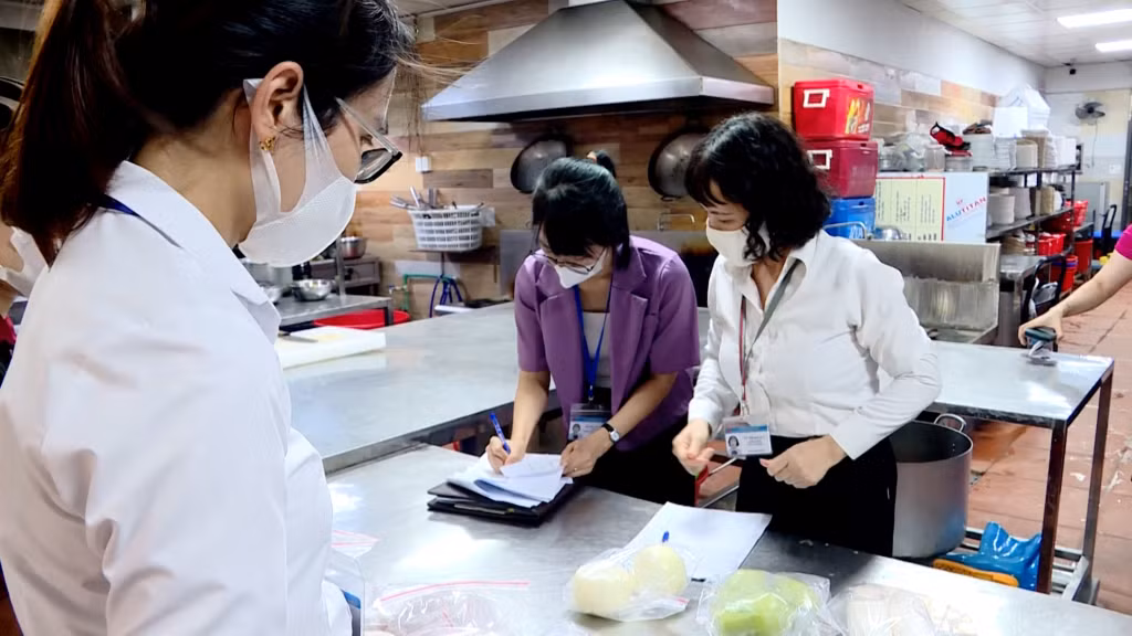Chi cục ATVSTP tỉnh lấy mẫu giám sát thực phẩm tại một khách sạn trên địa bàn TP Hạ Long.