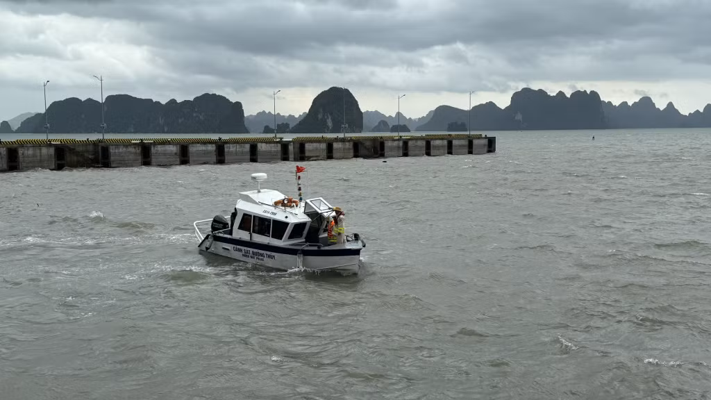 Công an Vân Đồn triển khai kiểm tra, khắc phục hậu quả trên biển.