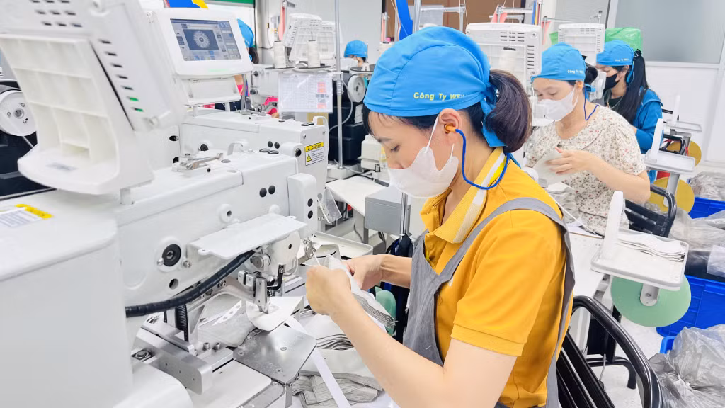 CNLĐ Công ty TNHH Dệt mayb Weili Việt Nam, KCN Việt Hưng tích cực thi đua lao động sản xuất.