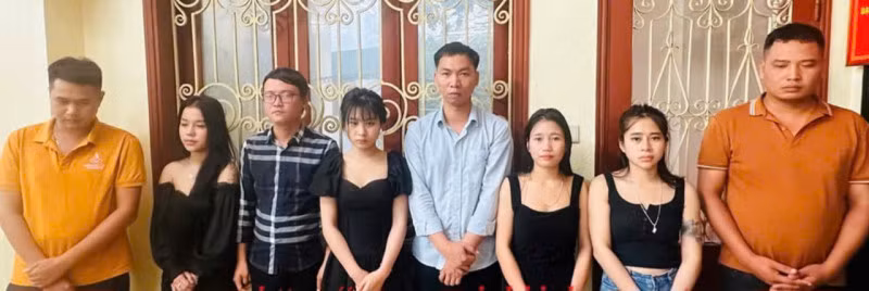 Nhóm nam nữ thanh niên sử dụng trái phép chất ma túy tại quán karaoke.