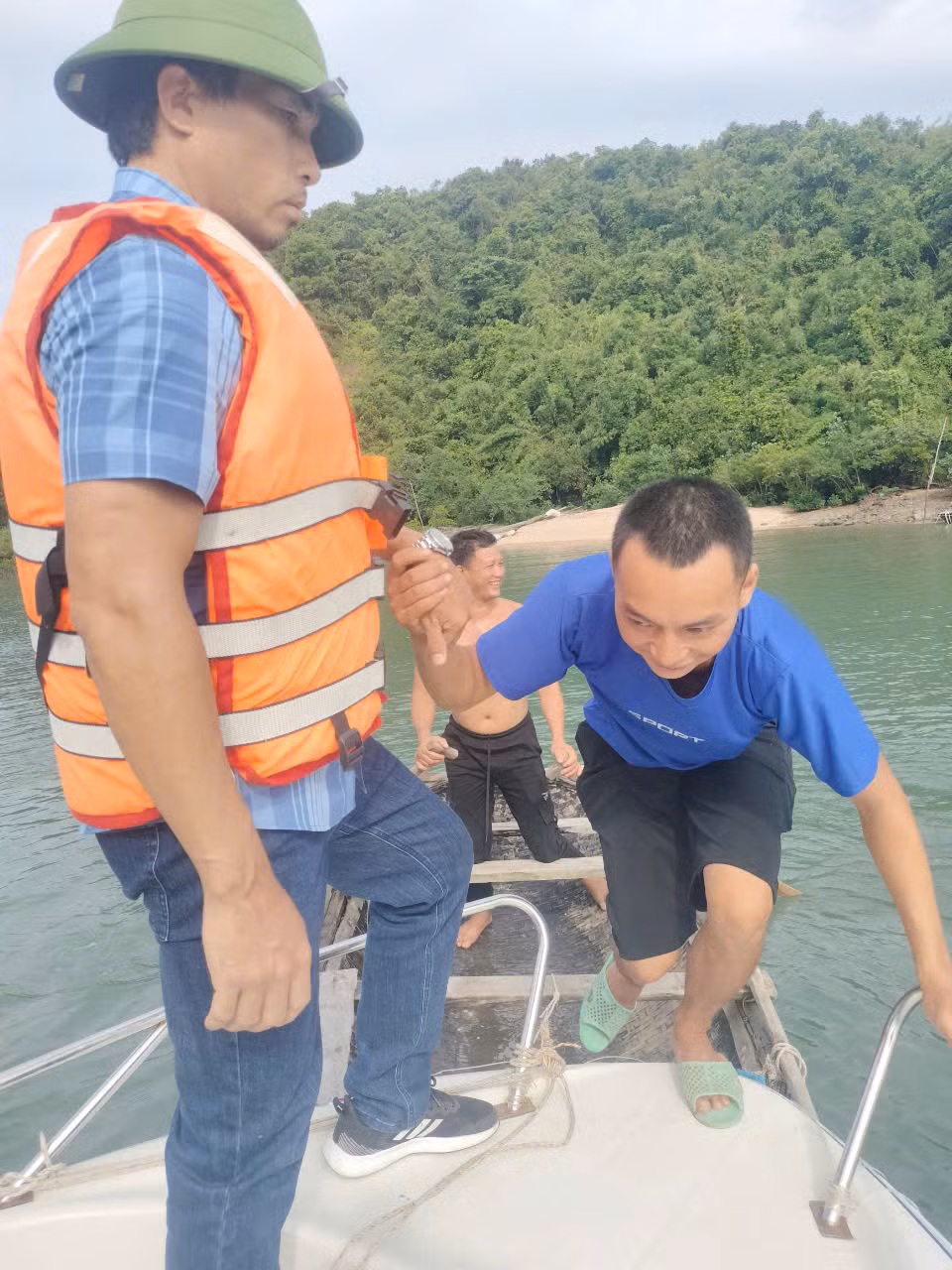 Lực lượng chức năng xã Ngọc Vừng (huyện Vân Đồn) đưa 2 ngư dân vào bờ an toàn.