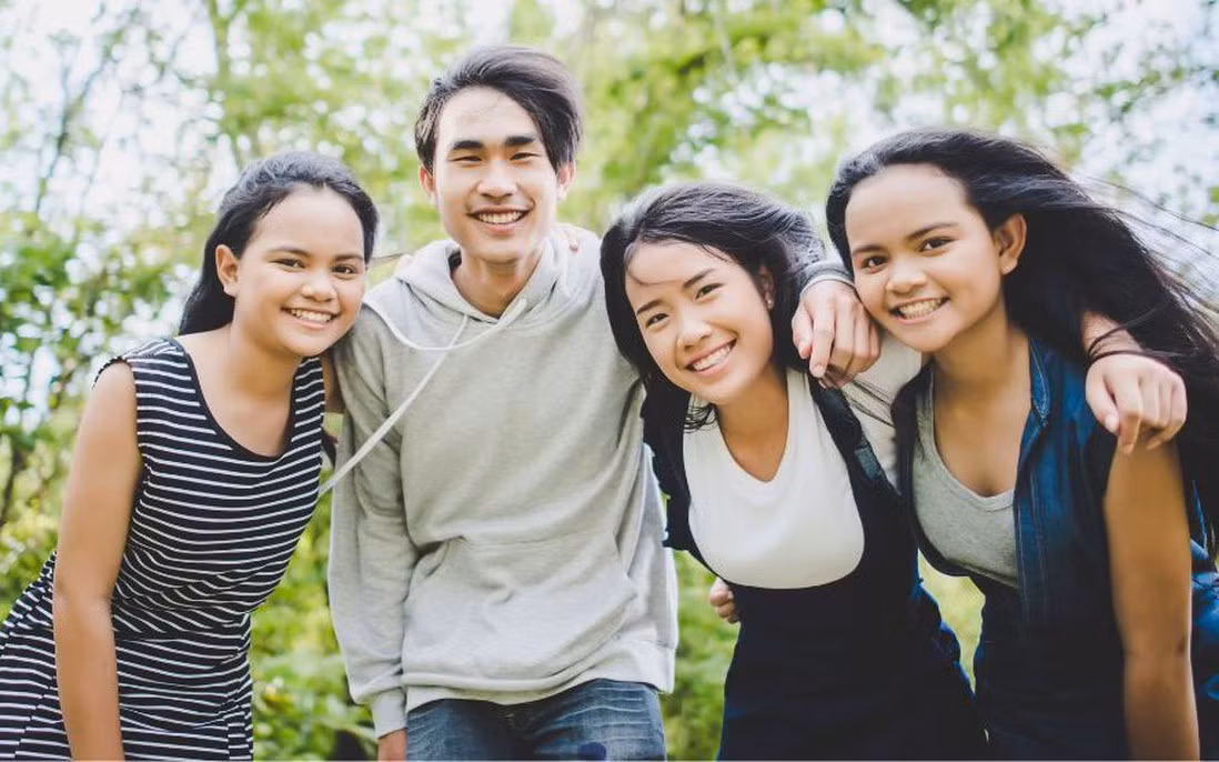 Giúp con tuổi dậy thì đối mặt với áp lực từ bạn bè